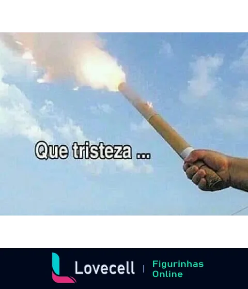 Figurinha com mão segurando uma arma disparando chamas no céu claro com texto 'Que tristeza ...' expressando desapontamento ou ironia