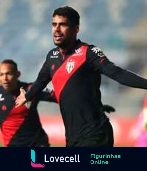 Jogador do Atlético GO em uniforme vermelho e preto dando instruções durante treino de futebol