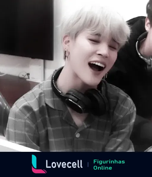 Figurinha do Jimin com cabelo loiro, rindo e usando um headset preto, da pasta 'jimin soft'. Ideal para expressar alegria.