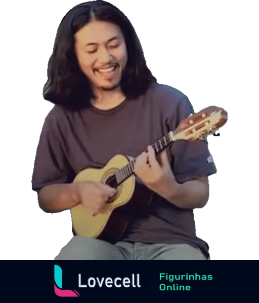 Homem jovem sorridente com cabelo comprido tocando cavaquinho vestindo camiseta escura