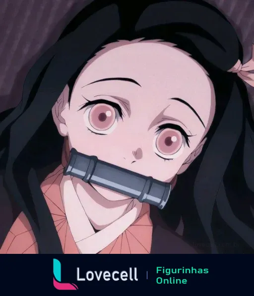 Imagem da personagem Kamado Nezuko, de cabelos longos e olhos rosados, com uma fita na boca, do anime Demon Slayer.