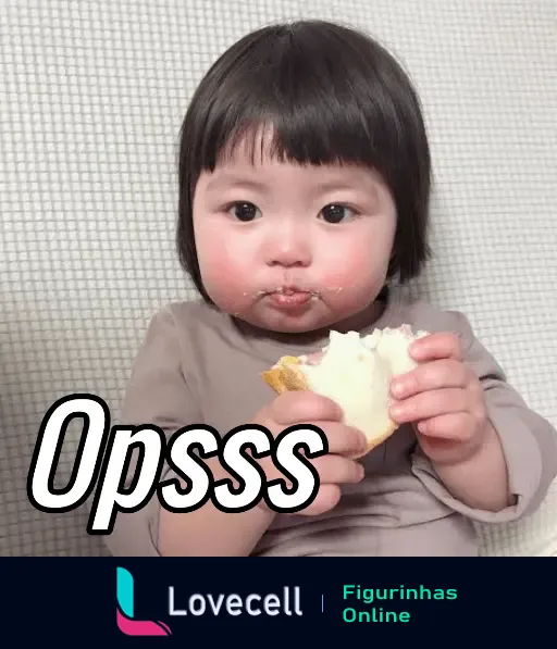 Bebê coreano comendo pão e com a boca suja, expressão surpresa, mãozinha segurando alimento. Opção fofa de 'opsss' da pasta Coreaninha.