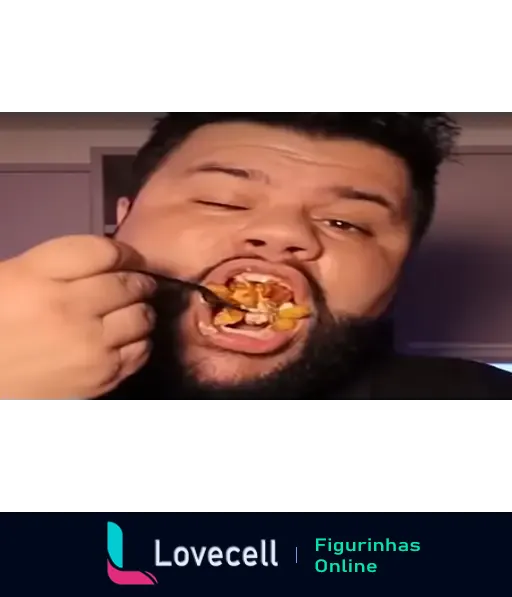 Homem com barba e cabelo escuro, comendo com uma garfada cheia de comida.