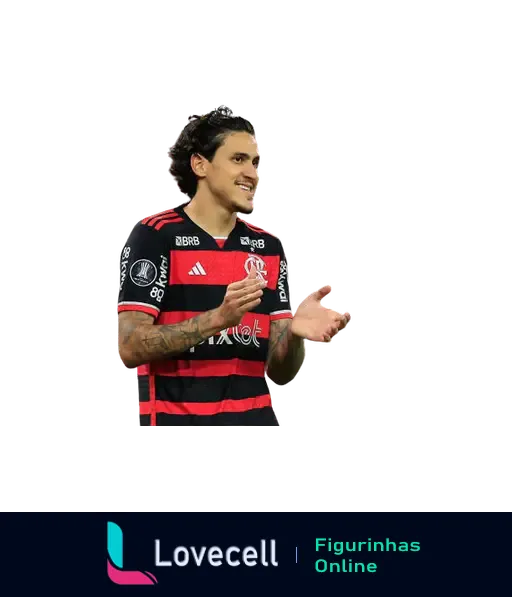 Jogador do Flamengo aplaudindo, vestindo uniforme vermelho e preto com logotipos visíveis, incluindo o emblema do time e patrocinadores.