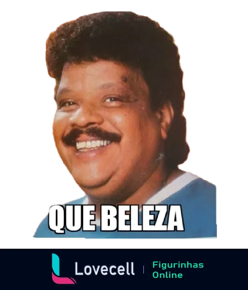 Homem sorridente com cabelos encaracolados e bigode, vestindo camisa azul, com a frase 'QUE BELEZA' em letras brancas, expressando contentamento de forma bem-humorada