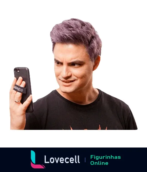 Felipe Neto com cabelo roxo e camiseta preta segurando um celular com expressão intrigada e divertida