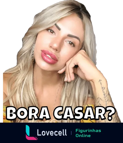 Dayanne Feitoza, loira platinada com tatuagens, apoiando o rosto na mão e parecendo pensativa, com a frase 'BORA CASAR?' em destaque