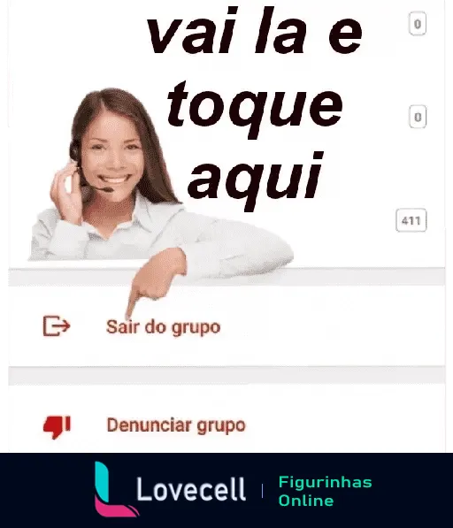 Mulher sorridente com headset apontando para botão 'Sair do grupo' em interface de app de mensagens, com texto humorístico 'vai lá e toque aqui'