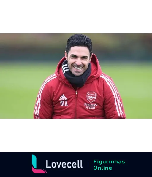 Mikel Arteta sorrindo, vestindo agasalho vermelho e branco do Arsenal com logos da Adidas e Emirates, em treino ao ar livre