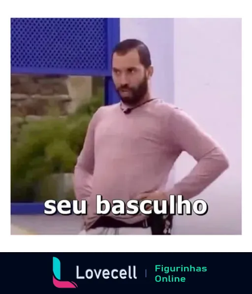 Gil do Vigor com expressão de surpresa e ceticismo, mãos na cintura, olhar intenso, e frase 'seu basculho' em uma figurinha divertida