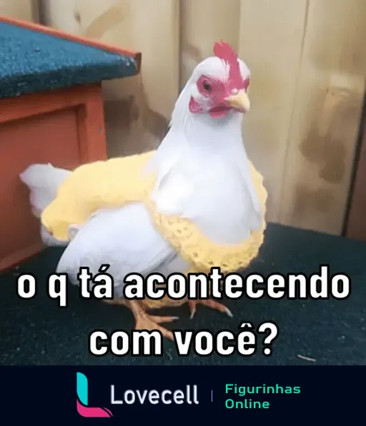 Figura de uma galinha vestindo uma capa amarela, em cima de uma escada de carpete verde, com expressão de curiosidade. Texto: 'o q tá acontecendo com você?'