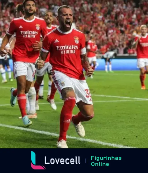 Jogador do Benfica comemorando com intensa expressão de triunfo, uniforme vermelho com logotipo da Emirates, em estádio cheio de espectadores