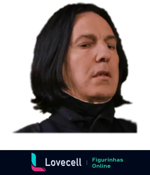 Severo Snape com cabelo longo e negro, expressão séria e roupas escuras, olhando fixamente, transmitindo intensidade e mistério