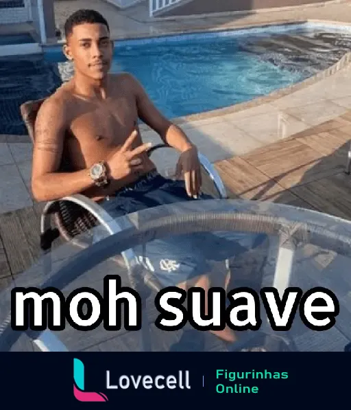 Figura de um homem sem camisa, sentado em uma cadeira ao lado de uma piscina, com a legenda 'moh suave' sobreposta.