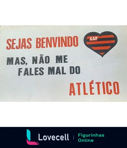 Placa de boas-vindas com fundo branco e texto 'Sejas Bemvindo, mas, não me fales mal do Atlético' em preto e vermelho, ao lado do emblema do Clube Atlético Paranaense