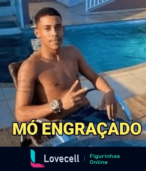 MC POZE relaxando em uma cadeira à beira da piscina, com sorriso no rosto e fazendo sinal de paz com a mão. Texto 'MÓ ENGRAÇADO' em destaque.