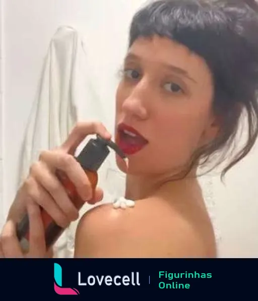 Tina alegre aplicando batom vermelho, com cabelo preto e faixa, olhando para a câmera em um banheiro com toalha branca ao fundo