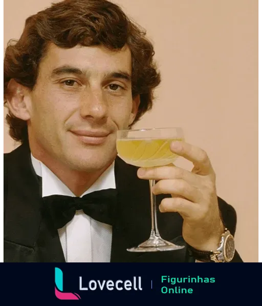 Homem com cabelos encaracolados vestindo smoking preto e gravata borboleta, segurando uma taça com bebida amarela e sorrindo em um ambiente formal