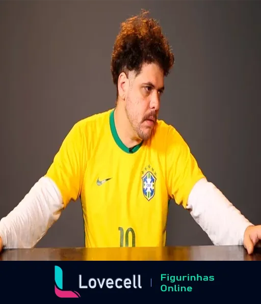 Homem de barba com camisa amarela da seleção brasileira, expressão séria. Cena do Choque de Cultura.