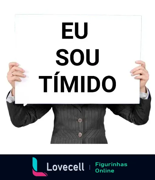 Uma pessoa em traje formal segurando um cartaz em branco com a frase 'EU SOU TÍMIDO' em letras grandes e negritas, representando um sentimento de timidez. Ideal para memes e comunicação em emojis.