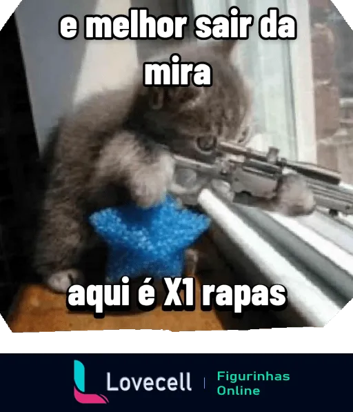 Gato cinza segurando rifle de sniper com expressão séria e texto humorístico 'é melhor sair da mira, aqui é X1 rapas'