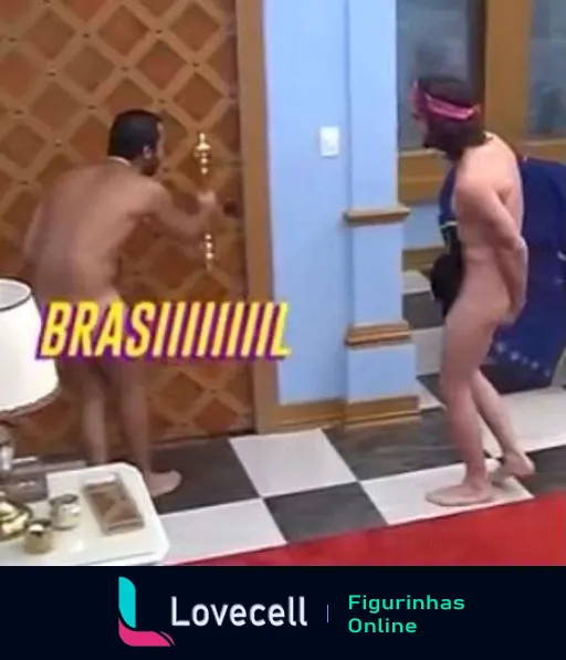 Dois homens de roupões e chapéus coloridos dentro de casa, celebrando e rindo com a palavra 'BRASIIIIIIL' em verde e amarelo sobre eles