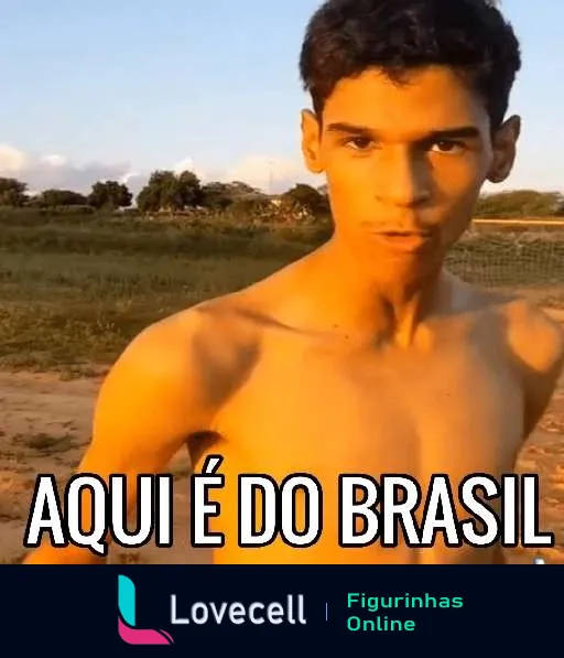 Jovem com camisa do Brasil dizendo 'Aqui é do Brasil' com expressão séria em campo aberto ao pôr do sol, representando orgulho nacional