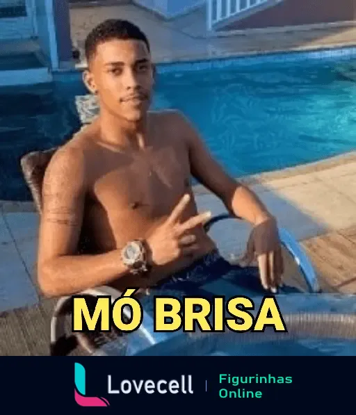 Homem sem camisa sentado em uma cadeira à beira da piscina fazendo sinal com a mão, com a legenda 'MÓ BRISA'. Título da pasta: MC POZE mó.