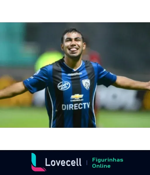 Jogador do Independiente del Valle comemorando com os braços abertos e sorrindo, usando uniforme azul escuro e branco com logo da Marathon