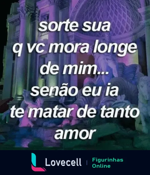 Figurinha de WhatsApp com a frase 'sorte sua q vc mora longe de mim... senão eu ia te matar de tanto amor' em frente a um prédio iluminado.