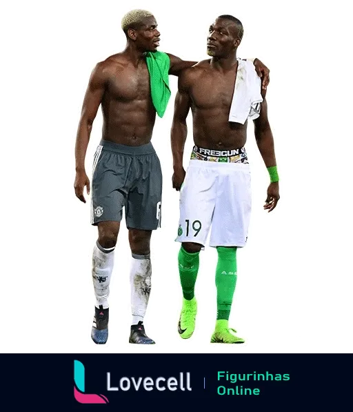 Dois jogadores do Saint-Étienne celebram em campo após jogo, sem camisa, um com toalha e outro segura camisa, um com faixa de capitão