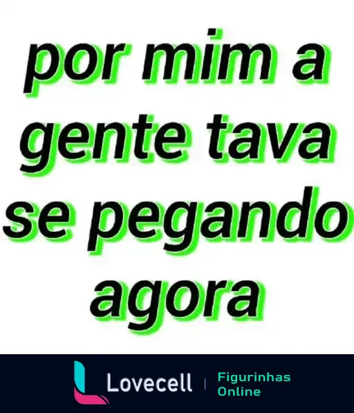 Figurinha de WhatsApp com a frase por mim a gente tava se pegando agora em letras verdes e pretas, ideal para o Dia dos Namorados.