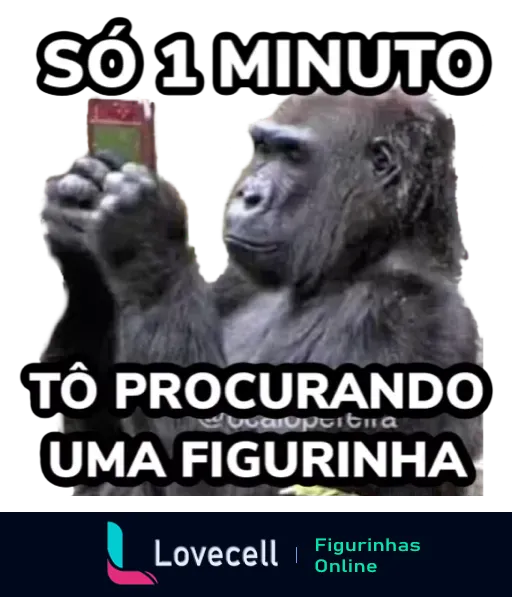 Gorila sério segurando um álbum de figurinhas com o texto 'SÓ 1 MINUTO TÔ PROCURANDO UMA FIGURINHA'