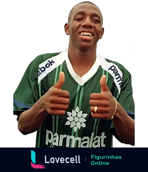 Jogador do Palmeiras comemorando, vestindo camisa com patrocínio da Parmalat, sorrindo e fazendo sinal de positivo com as mãos