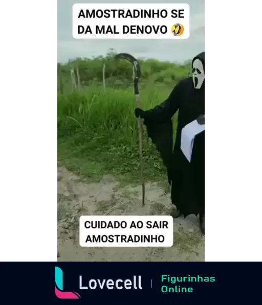 Figura de pessoa vestida como morte segurando uma foice em área rural com textos 'AMOSTRADINHO SE DA MAL DENOVO' e 'CUIDADO AO SAIR AMOSTRADINHO'.