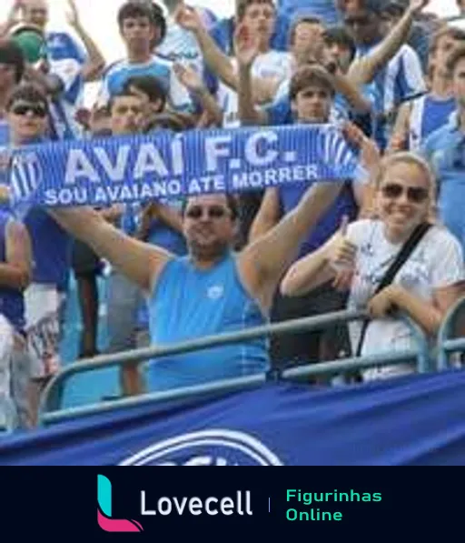 Torcedores do Avaí FC animados no estádio segurando faixa azul com a frase 'AVAÍ FC SOU AVAIANO ATÉ MORRER'