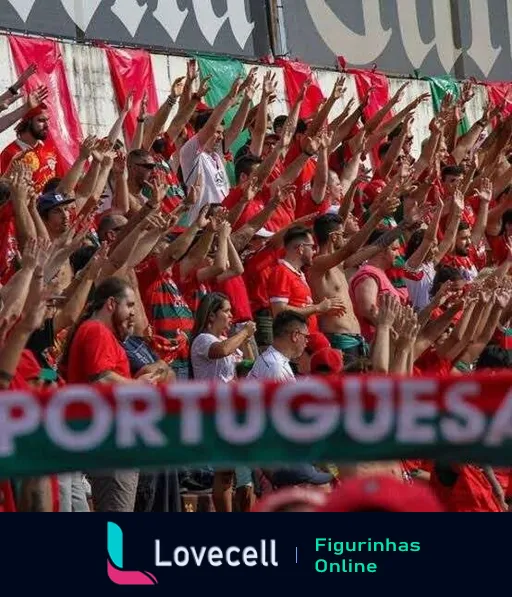 Torcedores da Portuguesa vibrantes aplaudindo e levantando as mãos em estádio, vestidos com camisas vermelhas, com bandeira ao fundo durante partida de futebol