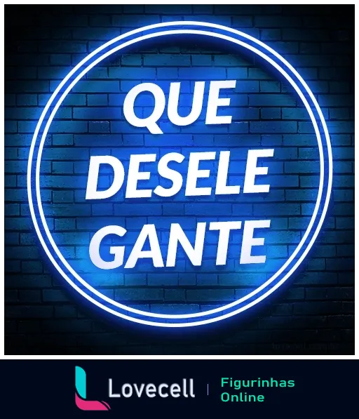 Sticker de neon azul com a frase 'QUE DESELEGANTE' cercado por um anel luminoso, sobre um fundo de parede de tijolos escuros