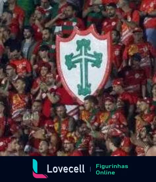 Torcida da Portuguesa no estádio com escudo grande, pessoas vestindo vermelho e verde demonstrando apoio apaixonado