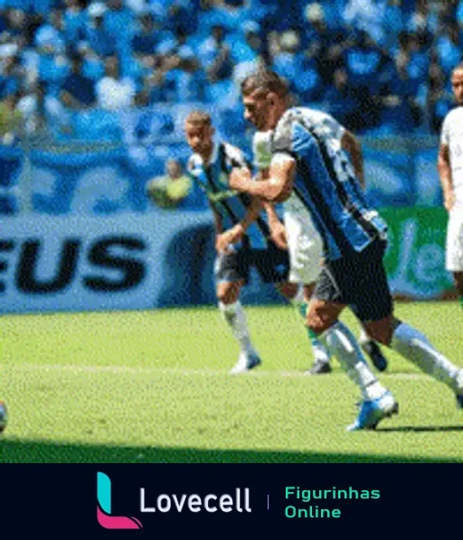 Jogador do Grêmio celebrando gol com camisa azul, preta e branca, braços abertos em frente à torcida no estádio com banners da Pneus Pirelli e Sicredi