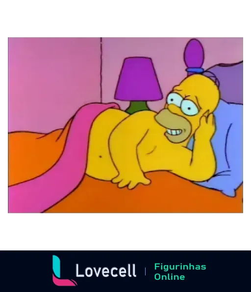 Homer Simpson relaxado deitado de costas em sua cama, sem camiseta, coberto por um lençol rosa, falando ao telefone com um sorriso, segurando o fone com a mão esquerda