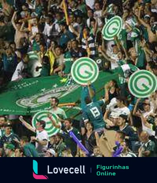 Torcida do Goiás vibrante no estádio, vestida em verde, agitando bandeiras e celebrando durante jogo de futebol