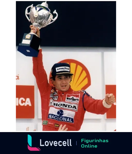 Ayrton Senna comemorando no pódio com macacão vermelho e branco da Marlboro e Nacional, segurando um troféu e usando boné azul da Goodyear