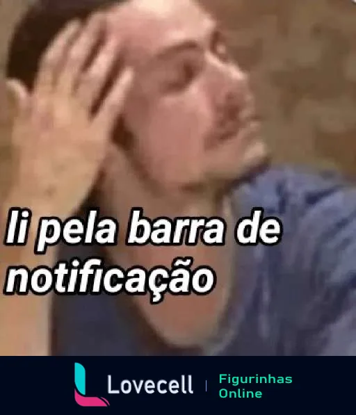 Homem segurando a cabeça com uma mão e expressando frustração ao ler algo na barra de notificação do celular