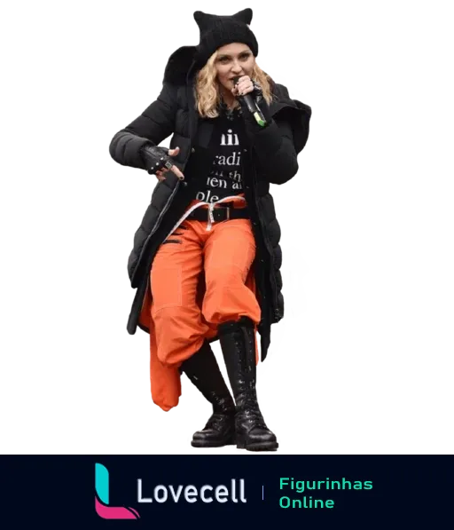 Madonna vestida com roupa de inverno preta e calça laranja, usando um gorro preto, segurando um microfone e cantando ao vivo.