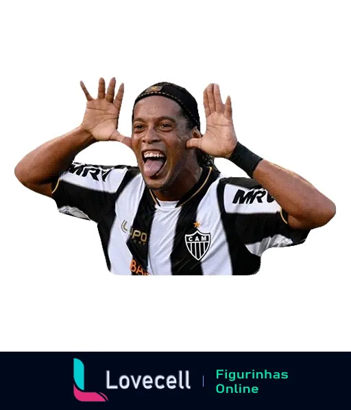 Ronaldinho em uniforme preto e branco comemorando com gesto de máscara ao lado do rosto