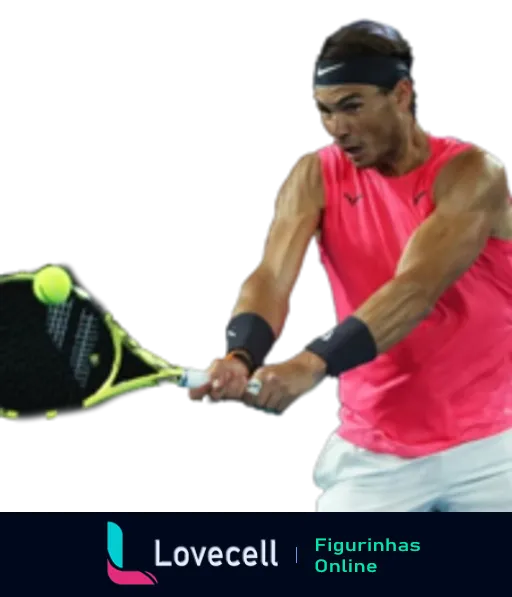 Rafael Nadal jogando tênis, vestindo camisa rosa e preta, concentrado enquanto acerta a bola com raquete amarela e preta