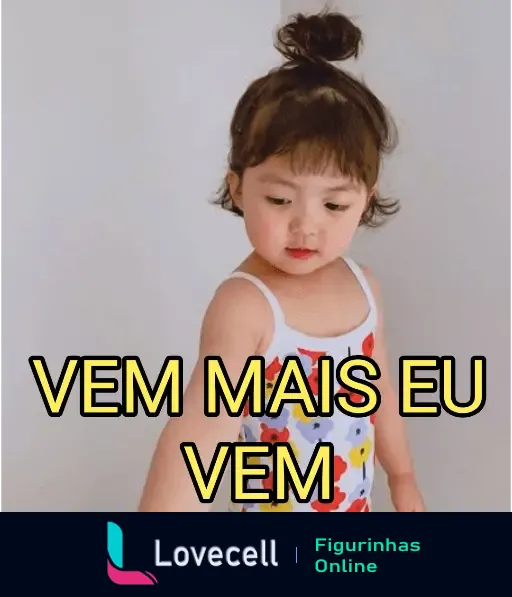 Menina coreana com cabelo preso em coque e vestido colorido estende a mão, com texto VEM MAIS EU VEM. Expressão fofa e chamativa.