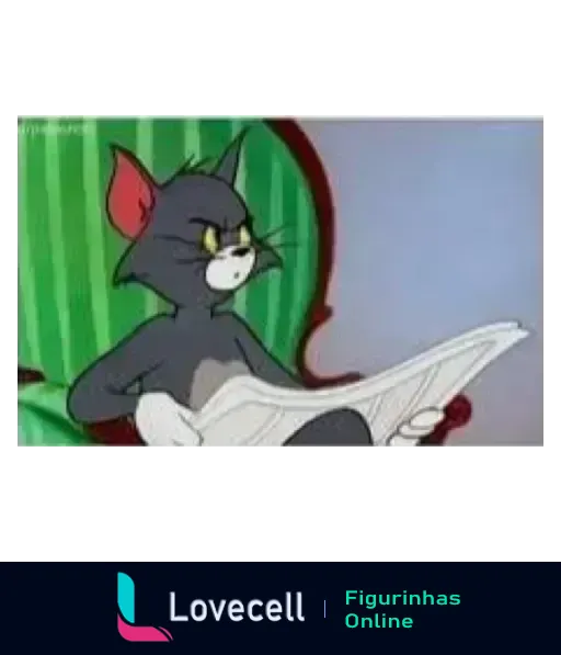 Tom do desenho Tom e Jerry sentado em cadeira verde lendo jornal com expressão séria e concentrada