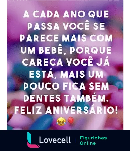 Mensagens engraçadas de aniversário para pessoas que já estão ficando carecas e que logo perderão os dentes. Fundo colorido e emoji.